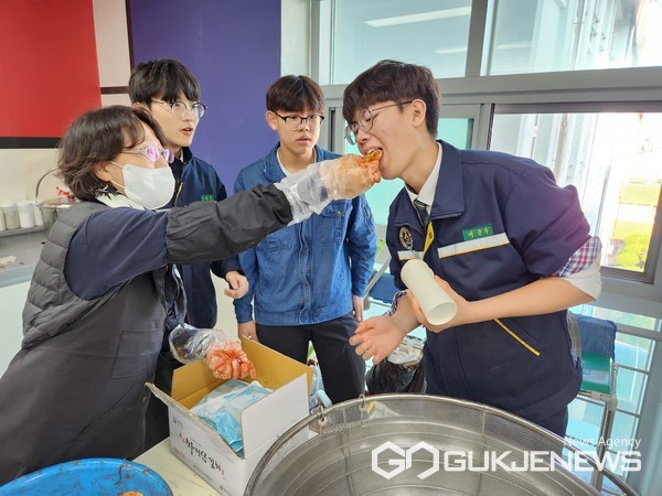 군산기계공업고등학교, 겨울철 김장김치. 연탄봉사활동으로 지역사회 훈훈
