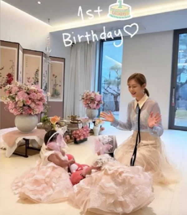 안성현 성유리 부부, 호텔 같은 집에서 쌍둥이 딸 생일파티