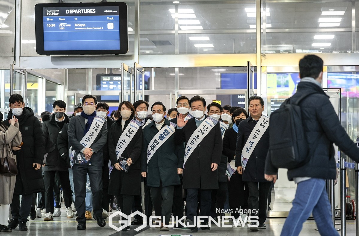용산역 들어서는 이재명 대표와 민주당 지도부