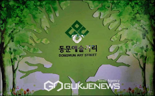 전주한옥마을에선... 협동과 화합으로 관광객들에게 최선을...
