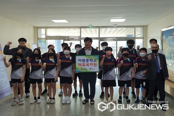 옥천 이원중학교에 이원청년회, 체육복 전달