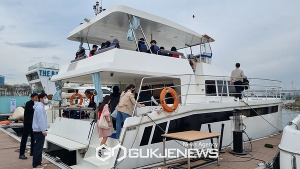 소외계층, 봄 나들이에 활짝…영등포구, 봄꽃 요트 투어 운영