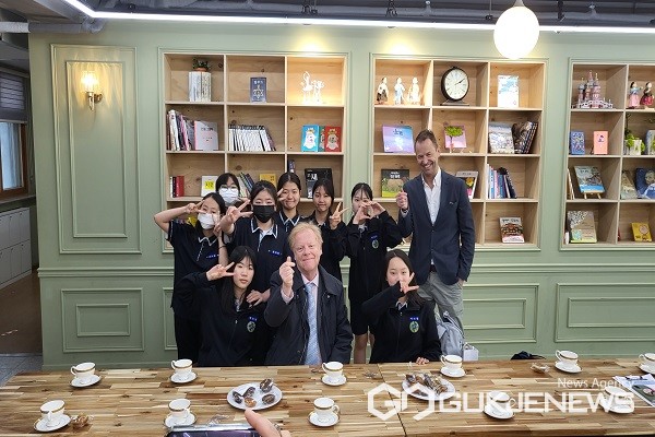청주 율량중학교에 스웨덴 낙카 교육감 방문