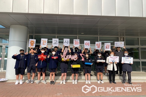 청주 율량중학교, 중간고사 응원 등교맞이 행사 가져