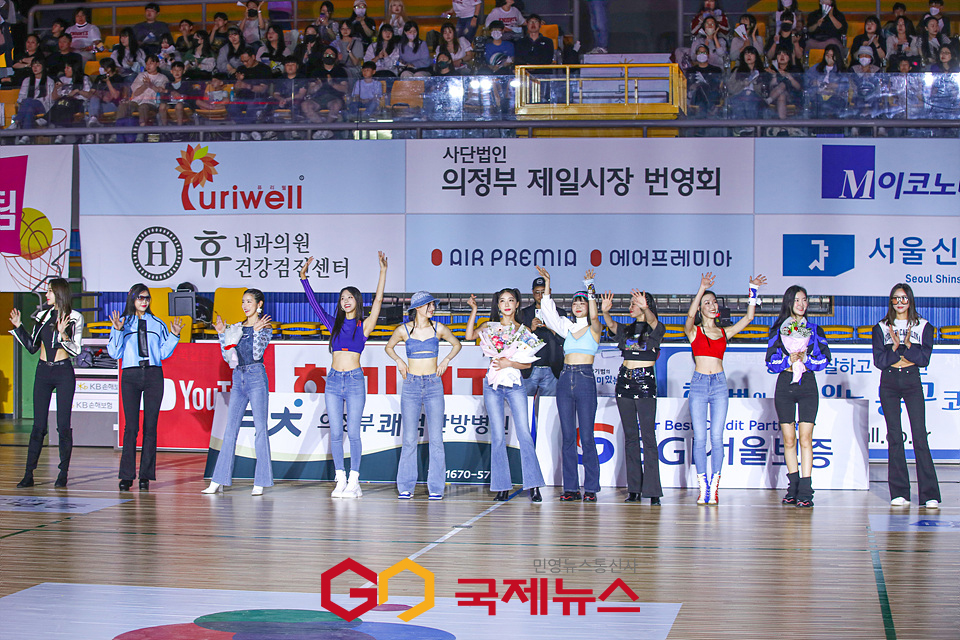 [GJ포토] 관중들에게 환호 받고 있는 진바비 인더 그라운드 패션쇼 모델들