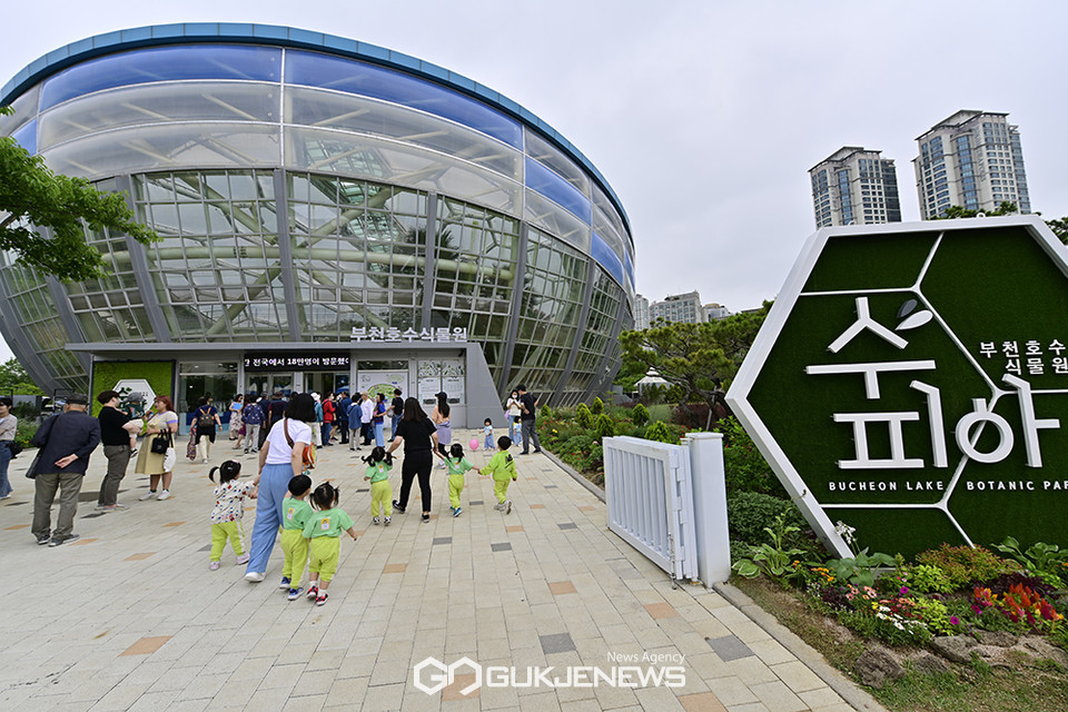 [국제포토] 수피아 첫돌, 어린이들의 방문