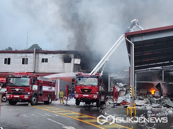 남원 식품회사 (주)지엠에프 화재-잔불정리중 샌드위치 패널속 불길 잡히지 않아 소방당국 곤혹