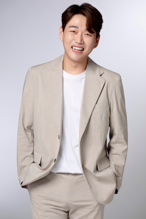 황영웅, 프로필 사진·영상 새단장...여심 녹이는 슈트 입고 미소