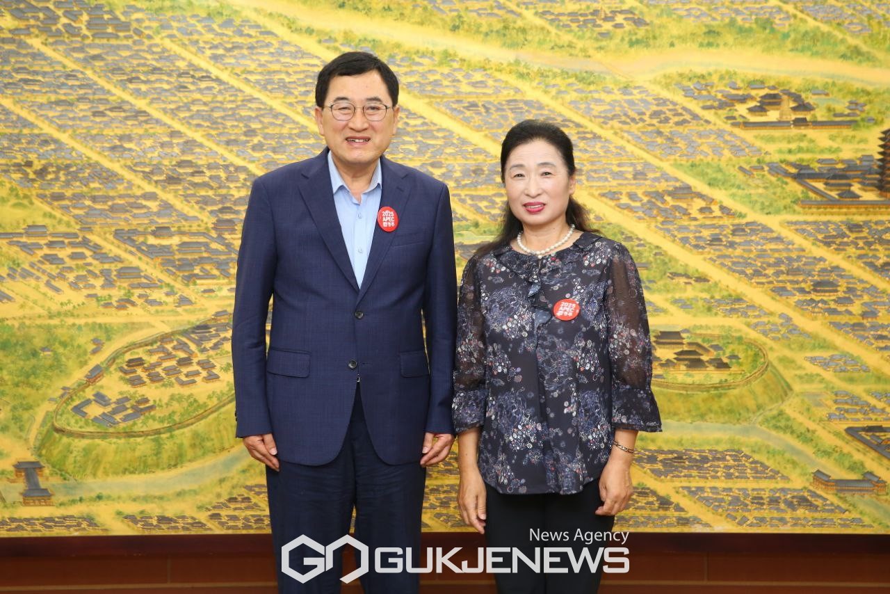 나누고 베풀고 봉사하는 그룹, 경주시 찾아 티셔츠 100벌 기부