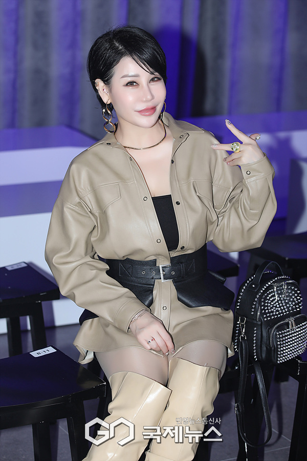 [GJ포토] 남숙현 부회장, 포즈를 아는 청담마녀(하이서울패션쇼 비에니끄)