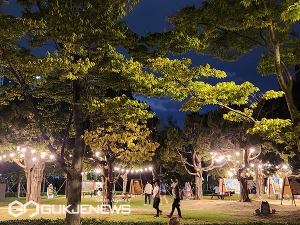 부산 시민공원 향기의 숲에서 심야미술관 즐겨보자