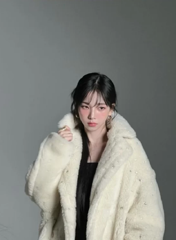 코트에 튜브톱 매치 섹시하네 에스파 카리나 극강 청초美