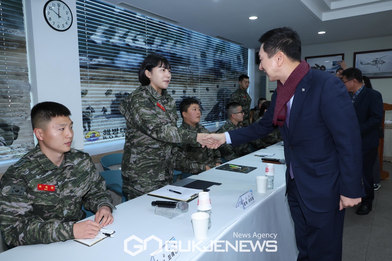 초급간부들과 인사 나누는 김기현 국민의힘 대표