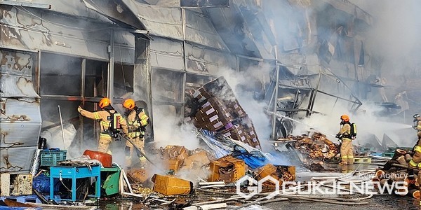 제천시 송학 약초창고 화재... 4시간 만에 진화