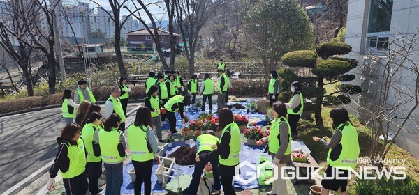 양산교육지원청,빈 화분 재활용을 통한 자원순환 실천·청렴 봄꽃 심기