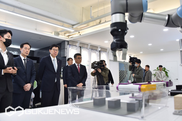 박형준 시장, 디지털산업 기업 2곳 방문...디지털산업 생태계 육성