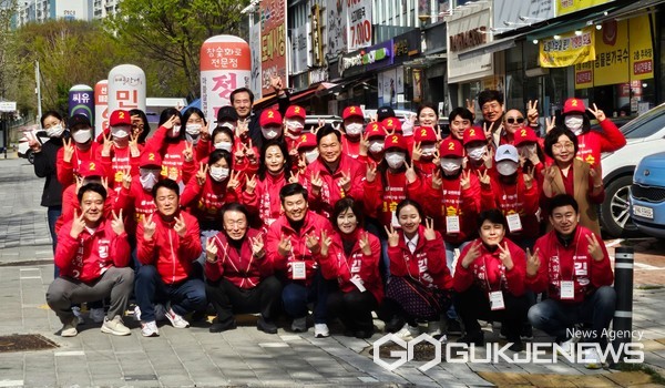 대구시 북구을 김승수 국민의 힘 후보, 당원 등 지지자들 60여 명과 함께 사전 투표 행사
