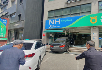 용인 지역농협 건물로 승용차 돌진...70대 운전자 경상