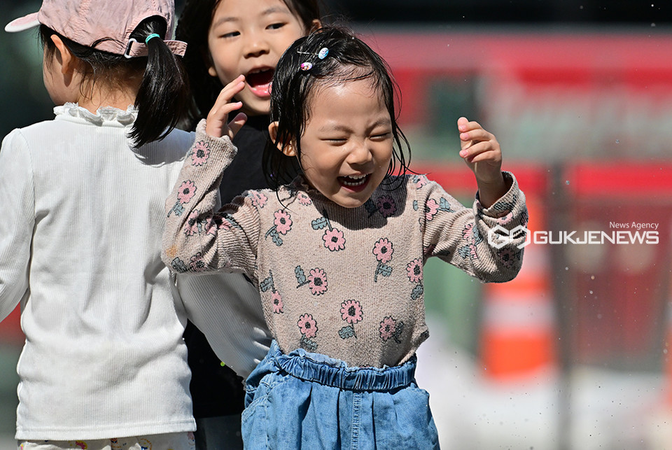 [국제포토] 광장의 꿈나무 & 5월의 미소