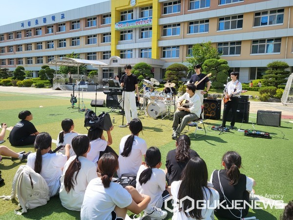 청주 가경초등학교, 꿈과 끼 펼치는 봄 버스킹 공연 개최