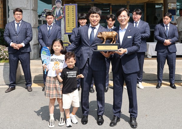 [포토] 민속씨름 금강급 V20 전설 쓴 최정만 장사의 금의환향