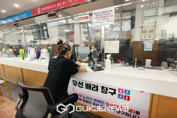 사회적 배려자에게 한걸음 더…동작구, 우선 배려 여권창구 각광