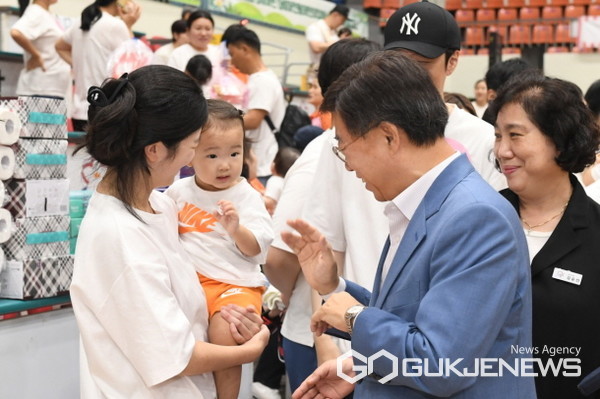 [포토] 신상진 성남시장 0세아 전용 어린이집 아장아장 운동회 참석