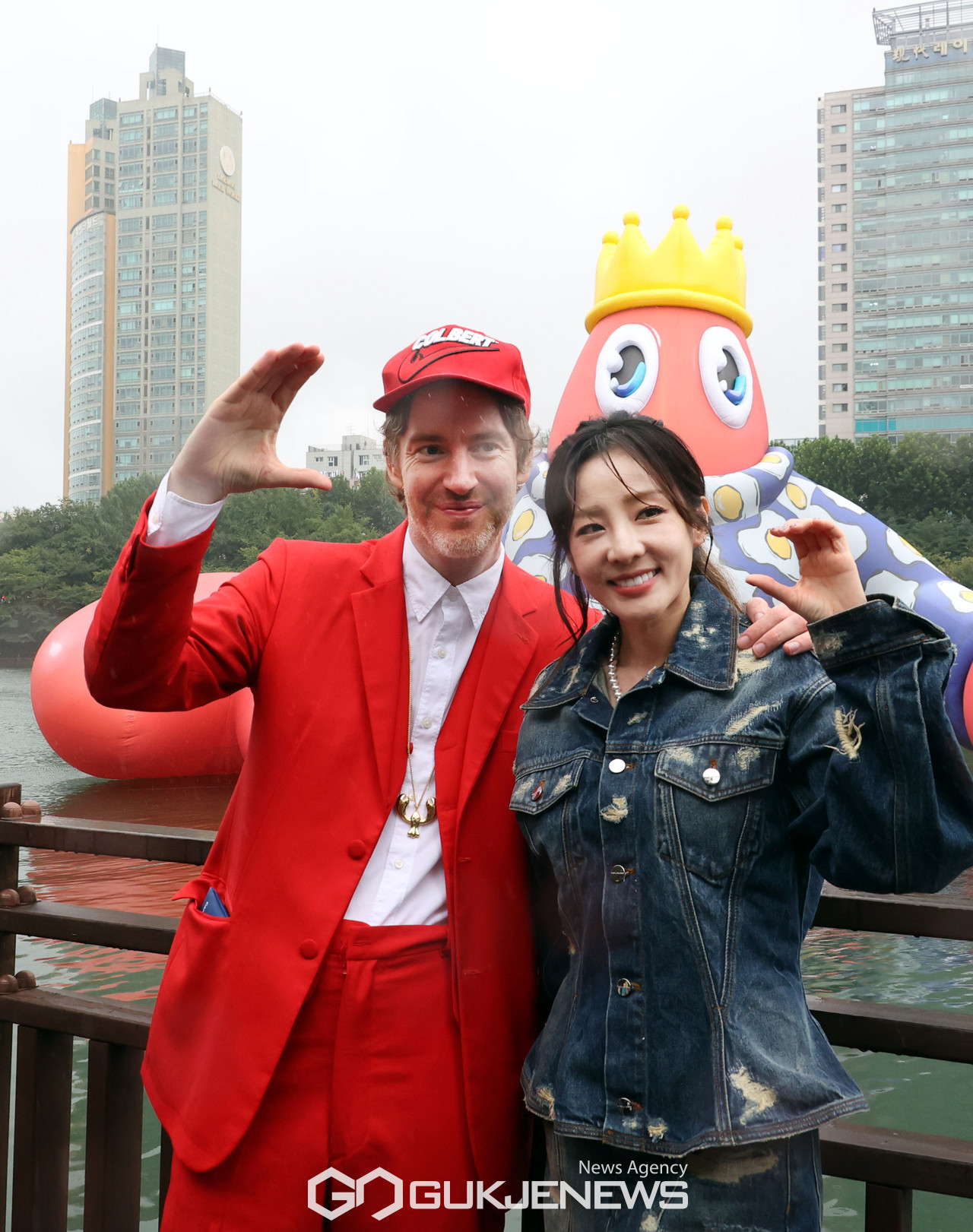 랍스터 작가 필립 콜버트 축하 하러 온 산다라박