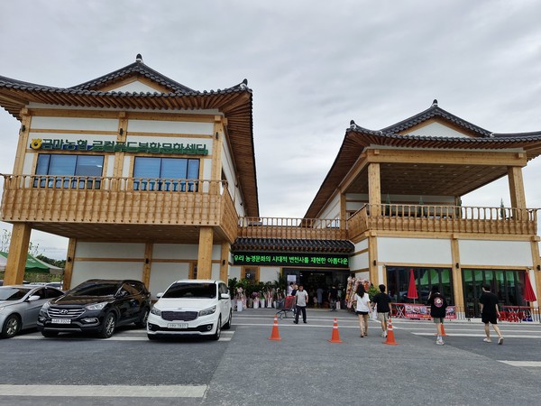 익산의 사랑꾼 강중근, 금마농협 로칼푸드복합문화센터를 빛내다