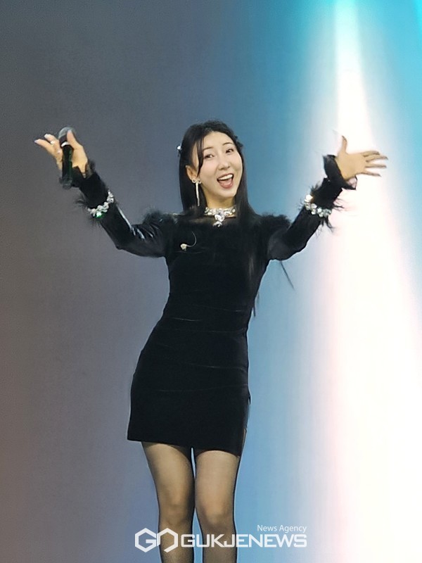 가수 주하, 제2회 K-시니어 뷰티 콘테스트 축하무대서 감동 선사