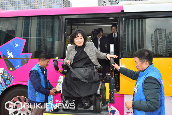 부산 장애인 시티투어 나래버스 2호 개통
