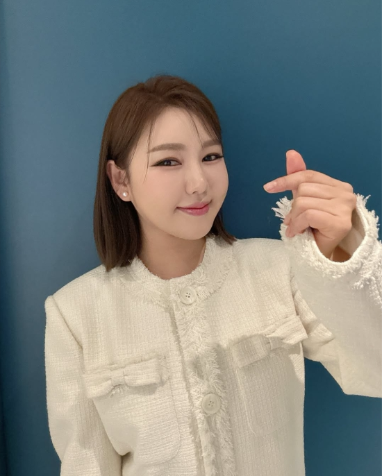 송가인, 뷰티 예능 MC 됐다...빛나는 피부 노하우 공개