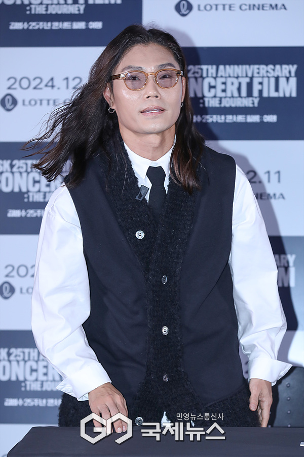 [GJ포토] 가수 김범수, 긴 머리 휘날리며~(김범수 25주년 콘서트 필름: 여행)