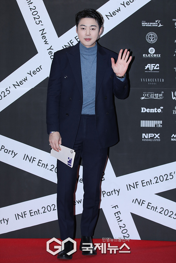 [GJ포토] 미디어브릿지 이동해 대표, 손인사 하는 멋쟁이 신사(인에프(INF) 엔터 신년 행사)