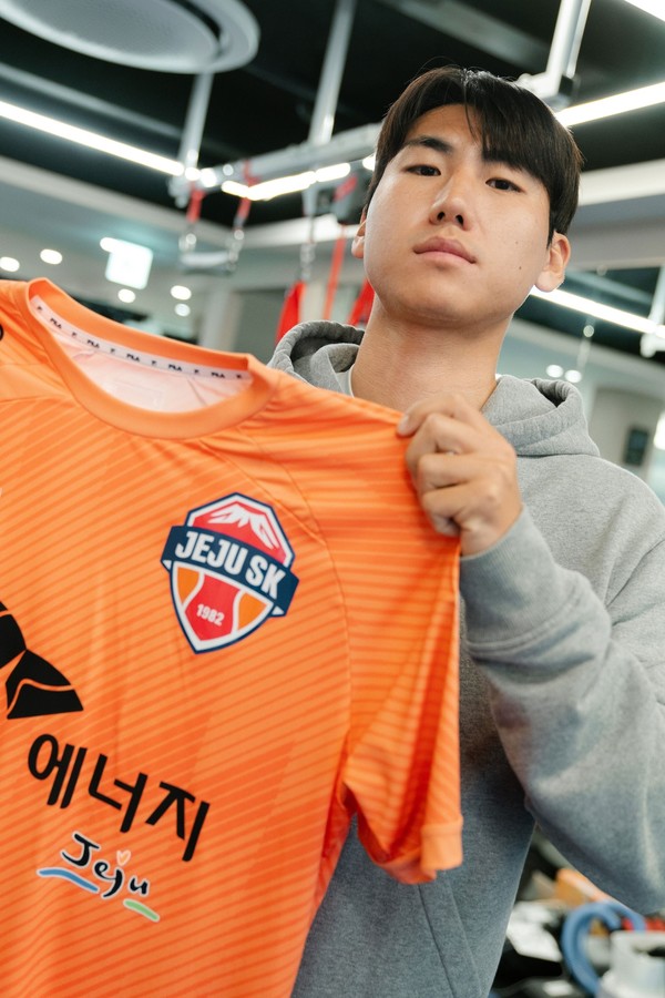 제주SK FC, 강원FC와 맞트레이드 '멀티 플레이어' 유인수 영입...원희도는 강원행
