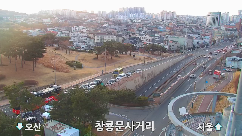 [속보] 경기 수원 팔달구 남수동 창룡문 인근 7중 추돌 사고 발생