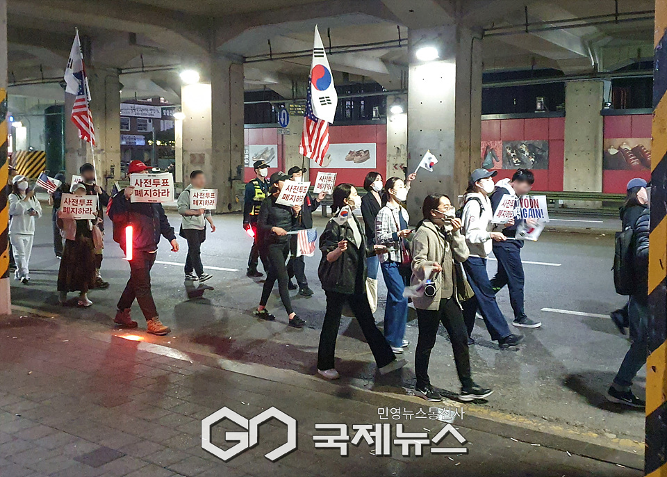 [GJ포토] 성수동 길가에서 시위하고 있는 윤석열 전 대통령 지지자들