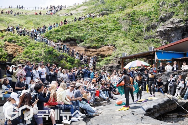 제주 매력에 흠뻑… APEC 문화관광 투어 인기몰이