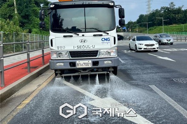 광진구, 제설차를 살수차로 전환, 폭염 대비 도로 물청소 강화!