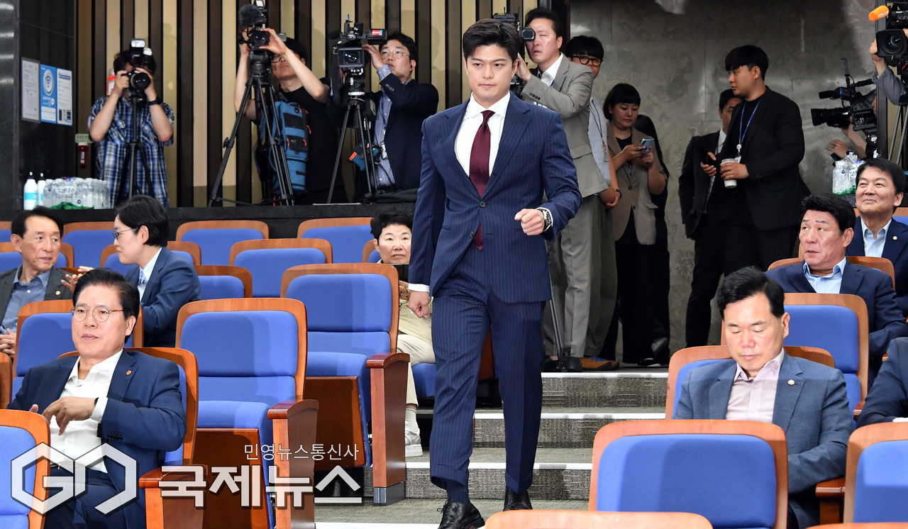의원총회 참석하는 김용태