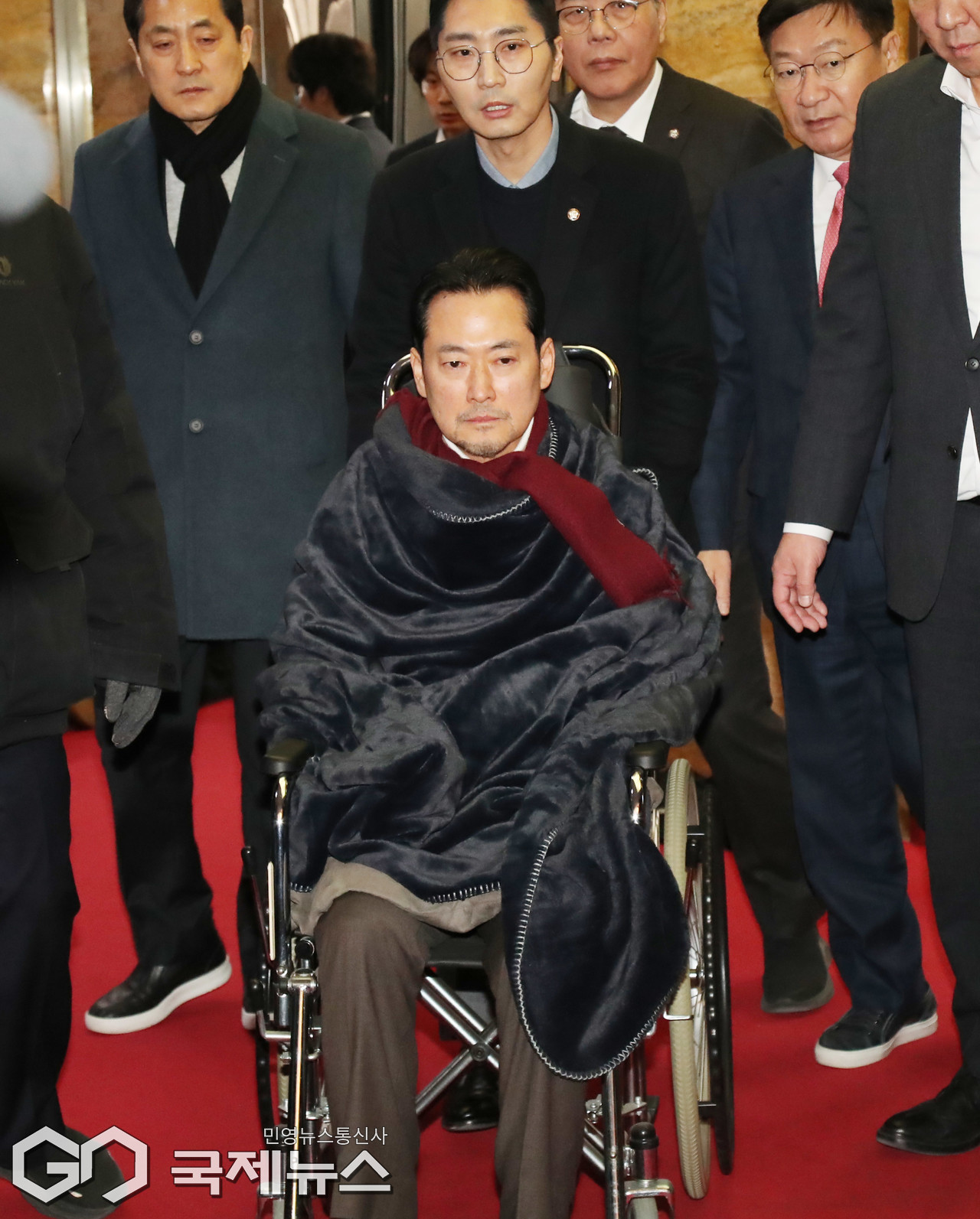 휠체어 타고 병원 이동하는 장동혁