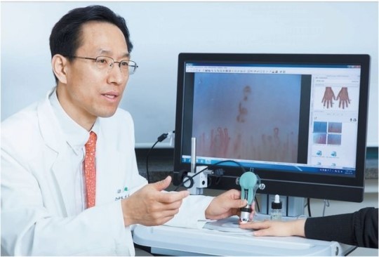 손발 차가운 얼음공주, 피부 굳는 악마의 병 의심을