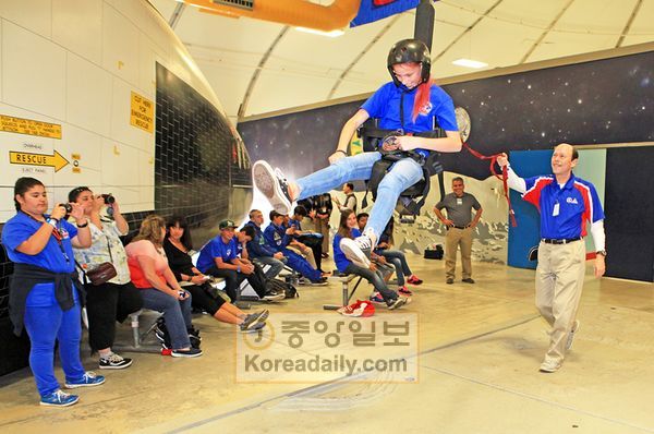 스페이스 캠프에서 우주여행 준비한다