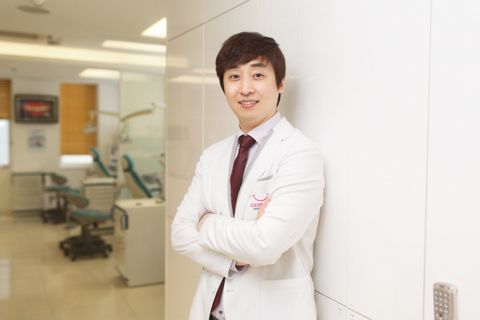  먹거리 풍부한 가을이 야속해지는 부정교합, 치과 치아교정으로 개선…클리피씨교정, 데이몬클리어교정의 특성과 장점은? 