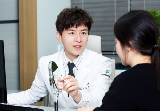  [피부과 전문의 김동민 원장 칼럼] 가을철 피부관리에 이온자임을 권하는 이유 