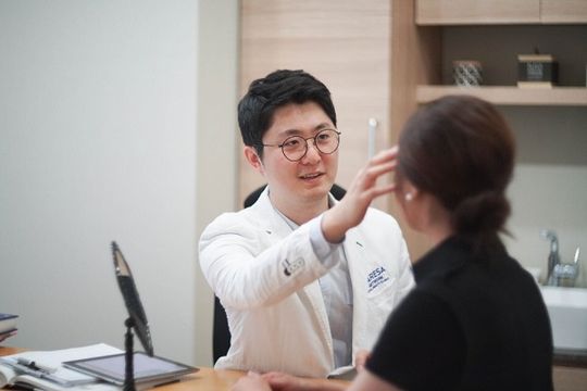  부산 에이지의원 최시훈 원장, 1:1 카톡 모발이식 상담 서비스 화제 