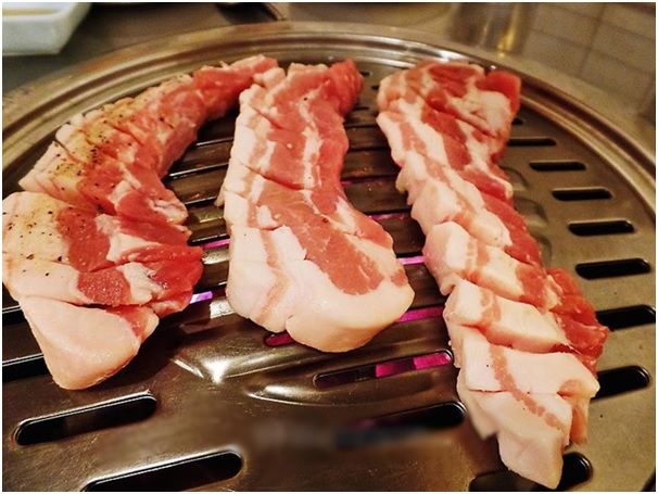  신촌 맛집, 두툼한 칼집삼겹살 고기집 소문난집... 송년회, 동창회 등 모임 장소 매력 포인트는? 
