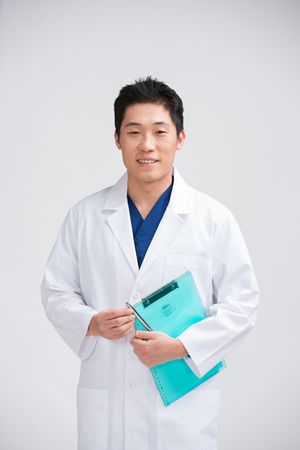  여성 헤어라인 교정, 연예인처럼 성공하려면?   