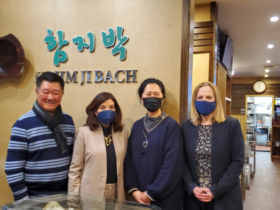 호컬 주지사, 캐츠 검사장과 함지박 식당 방문