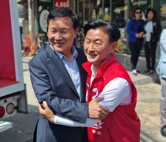 손학규, 김동근 의정부시장 후보 지지...도지사 시절 무척 아꼈다